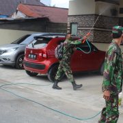 Kodim 0314/Inhil Lakukan Penyemprotan Disepanjang Jalan Gunung Daek Tembilahan