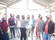 Kapolsek Enok Turun Langsung Bagikan Masker Kepada Masyarakat