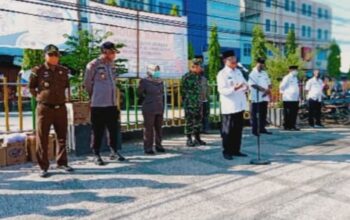 Gugus Tugas Covid-19 Inhil Berbagi Masker Kepada Masyarakat yang Sedang Beraktifitas