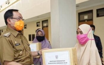 2Peduli Covid-19, Bupati Inhil Berikan Bantuan Warga di Rusunawa
