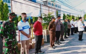 Gugus Tugas Covid-19 Inhil Berbagi Masker Kepada Masyarakat yang Sedang Beraktifitas