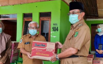 Bupati Inhil Serahkan Bantuan kepada 27 Petugas Kesehatan