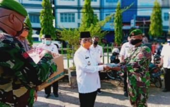 Gugus Tugas Covid-19 Inhil Berbagi Masker Kepada Masyarakat yang Sedang Beraktifitas