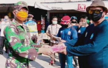 Gugus Tugas Covid-19 Inhil Berbagi Masker Kepada Masyarakat yang Sedang Beraktifitas