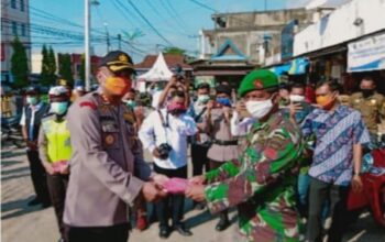 Gugus Tugas Covid-19 Inhil Berbagi Masker Kepada Masyarakat yang Sedang Beraktifitas
