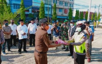 Gugus Tugas Covid-19 Inhil Berbagi Masker Kepada Masyarakat yang Sedang Beraktifitas