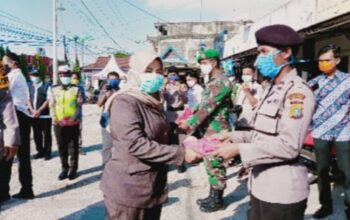 Gugus Tugas Covid-19 Inhil Berbagi Masker Kepada Masyarakat yang Sedang Beraktifitas