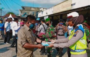 Gugus Tugas Covid-19 Inhil Berbagi Masker Kepada Masyarakat yang Sedang Beraktifitas