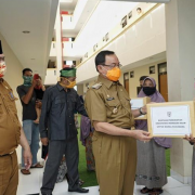 Bupati HM Wardan Serahkan Sembako ke Warga Penghuni Rusunawa