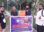 Relawan IWO Inhil Menyisir Jalanan, Serahkan Bantuan Sembako dari Rumah ke Rumah
