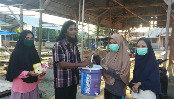 Mahasiswa Kukerta UNRI Lakukan Penyemprotan Disinfektan dan Menyerahkan Tempat Cuci Tangan