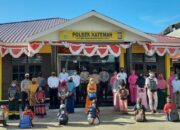 Anak – Anak Terdampak Covid-19 Di Kateman Dapat Tas Baru Dari Kapolsek