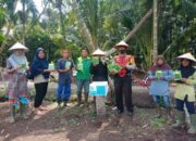Dukung Gerakan Jaga Kampung, Polsek Tembilahan Hulu Berikan Pupuk dan Bibit ke Kelompok Tani