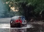 Viral! Kades Kuala Selat Inhil Tarik Speedboat Berisi Pasien Saat Sungai Dangkal