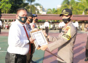 Kapolres Inhil Beri Penghargaan kepada Personil Berprestasi