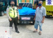 Satlantas Polres Inhil Pasang Stiker Ajakan Pakai Masker di Angkutan Umum
