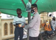 Polres Inhil Bagi-Bagi Nasi Kotak untuk Tukang Becak dan Ojek