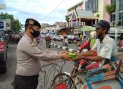 Jum’at Berkah, Polres Inhil Berbagai Nasi Kotak Gratis ke Tukang Becak dan Ojek di Kota Tembilahan