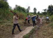 Kompak, Warga dan Bhabinkamtibmas Sungai Terab Goro Perbaiki Jalan