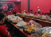 HUT ke-48, DPC PDIP Inhil Bagi-bagi Nasi Tumpeng