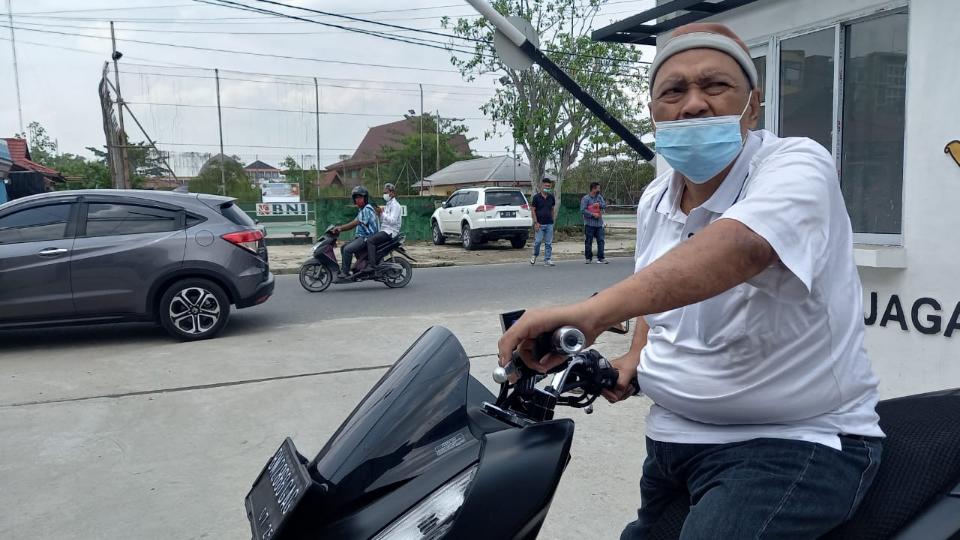 Mantan Bupati Inhil usai diperiksa sebagai saksi sangat koporatif memenuhi undangan Kejari. (Dok. Daud/Gagasan)