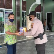 Jumat Barokah, Polres Inhil Membagikan Nasi Kotak kepada Marbot Masjid