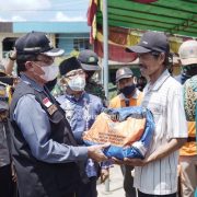 Bupati Inhil Berikan Bantuan dan Pengobatan Gratis Kepada Korban Bencana di Desa Sanglar