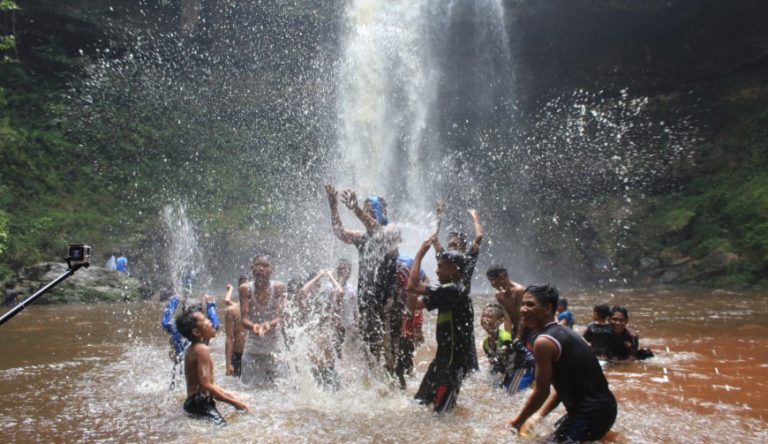 Foto Iven dan Komunitas di Air Terjun 86
