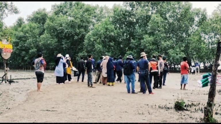 Foto Ekowisata Pantai Terumbu Mabloe di Desa Sungai Bela