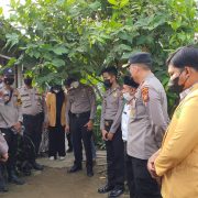 Polres Inhil Bersama BEM Unisi Bagikan Sembako kepada Warga Terdampak Covid
