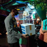 Patroli Skala Besar Polres Inhil, Sekaligus Salurkan Bansos Kepada Pedagang Kaki Lima