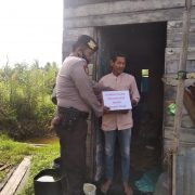 Idul Adha, Polsek Batang Tuaka Berikan Bantuan kepada Warga Kurang Mampu
