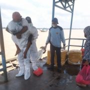 Bhabinkamtibmas di Riau Gendong Pasien Suspec Covid19 ke Rumah Sakit