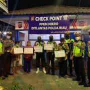 Patroli Malam Idul Adha, Satlantas Polres Inhil Bagikan Sembako untuk Warga Kurang Mampu
