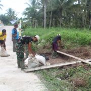 Satgas TMMD ke-111 dan Masyarakat  Mulai Buat Tugu di Perbatasan Dua Desa