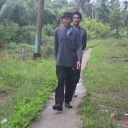 Demi Kepentingan Bersama Guna Kelancaran Program TMMD Ke-111, Masyarakat Teluk Bunian Rela Jalan Kaki Sejauh 2 KM