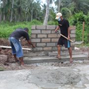 Pemasangan Batako Tugu Prasasti TMMD Ke-111 Mulai di Kerjakan