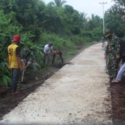Finishing, Satgas TMMD Ke-111 dan Warga Goro Buat Barem