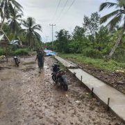 Hujan Gerimis, Satgas TMMD Ke-111 dan Warga Tetap Bergotong Royong Tuntaskan Target Sasaran Fisik