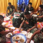 Basah Kuyup Kehujanan, Satgas TMMD Ke-111 Sempatkan Diri Penuhi Undangan Pesta Pernikahan Warga