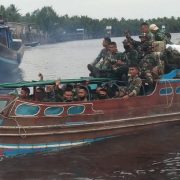 Teriakan Selamat Jalan Warga Teluk Bunian Iringi Perpisahan Satgas TMMD Ke-111