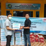 Gandeng IWO Inhil, FIF Tembilahan Salurkan Puluhan Paket Sembako Kepada Masyarakat Terdampak Covid-19