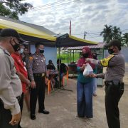 Peduli Sesama, Kapolsek Tembilahan Hulu Berbagi Sembako untuk Masyarakat