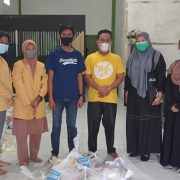 Penyaluran Bingkisan Sembako PWI dan HIPMI Dibantu Mahasiswa