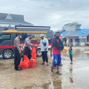 Jum’at Barokah, Polres Inhil Bagikan Nasi Kotak