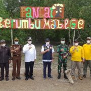 Dampingi Gubri, Bupati Inhil Tanam Pohon Mangrove di Pantai Terumbu Mabloe