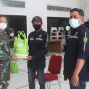 Kodim 0314/Inhil Beri Bantuan untuk Penggali Kubur Jenazah Covid-19