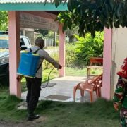 Lurah Baturijal hilir Semprot Disinfektan Rumah Warga dan Masjid