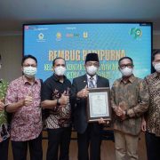 Bupati HM.Wardan terima penghargaan Adhi Bhakti Tani Nelayan Madya