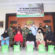 Kodim 0314/ Inhil Kolaborasi dengan PT THIP Salurkan 250 Paket Sembako Kepada Masyarakat Terdampak Covid